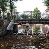 Mit Sandsäcken das Sterben von Fischen und Kleinlebewesen eindämmen: Mitglieder des Angelsportvereins Schopfheim haben im Kanal Gumpen ...