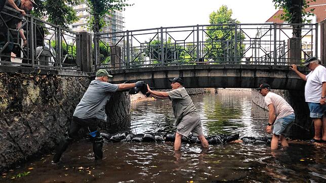 Mit Sandsäcken das Sterben von Fischen und Kleinlebewesen eindämmen: Mitglieder des Angelsportvereins Schopfheim haben im Kanal Gumpen ...