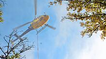 Der Hubschrauber hält über der Marienschlucht Position.