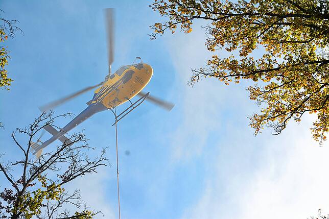 Der Hubschrauber hält über der Marienschlucht Position.
