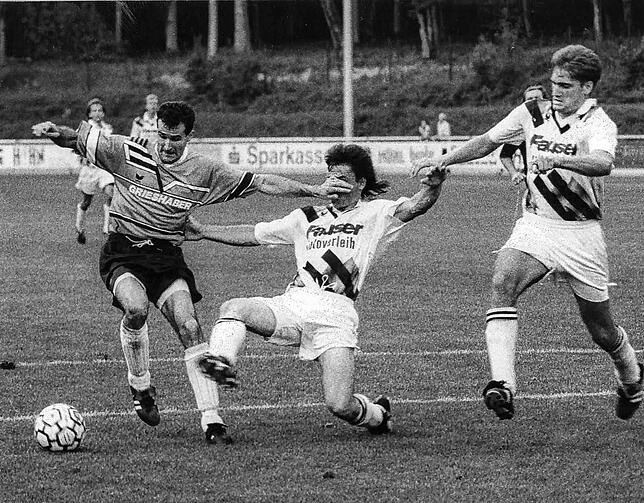 30 Jahre her: Im August 1994 spielte Fabio Ferrari (links) das Verbandsliga-Derby mit dem SV 08 Laufenburg gegen den FC Steinen-Höllstein.