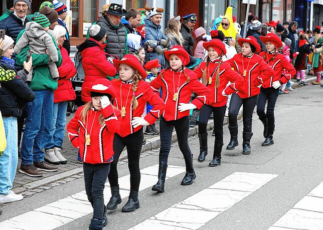 Bild 15: Kinderumzug beim Jubiläumstreffen der Hexen in Donaueschingen vor großem Volk