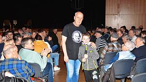 Mario Basler mit einem kleinen Bayern-Fan in Schopfheim. Foto: Edgar Steinfelder