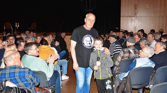Mario Basler mit einem kleinen Bayern-Fan in Schopfheim. Foto: Edgar Steinfelder