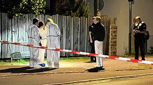 Polizisten und Mitarbeiter der Spurensicherung arbeiten am Tatort. Bei einem Streit zweier Gruppen von Jugendlichen ist in Bayern ein ...