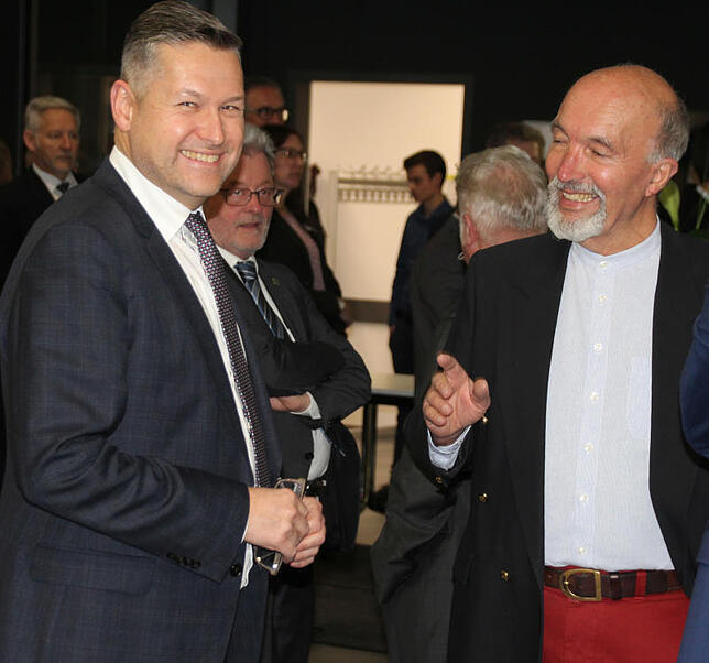 Smalltalk: Mengens Bürgermeister Stefan Bubeck mit dem Ex-Bürgermeister von Leibertingen, Heinrich Güntner.