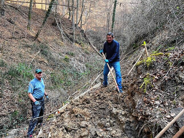 Tobias Schacher (links) und Jürgen Baumann bringen den Gießbachtobel als freiwillige Helfer wieder auf Vordermann. Auf dem Bild sind sie ...