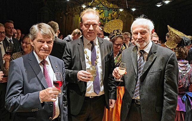 Reinhard Ebersbach stieß anlässlich seines 80. Geburtstags mit seinen Nachfolgern Jan Zeitler und Volkmar Weber (von links) an.