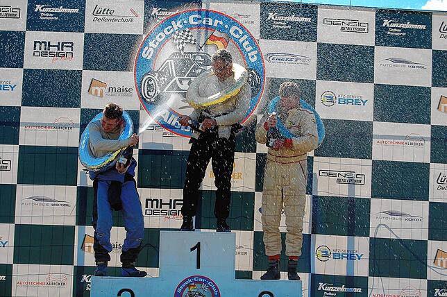 Die aus der Formel Eins bekannte Champagnerdusche darf natürlich auch beim Autocross nicht fehlen.