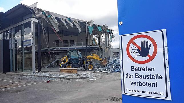 Auf dem ehemaligen Gelände des Autohauses Mercedes Kestenholz an der Friedrichstraße haben die Abrissarbeiten begonnen. Der neue ...