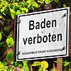 Das Baden am Ettikoner Lauffen ist offiziell verboten. Das Schild steht allerdings nicht direkt am Rhein, sondern etwas abseits.