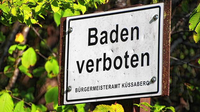 Das Baden am Ettikoner Lauffen ist offiziell verboten. Das Schild steht allerdings nicht direkt am Rhein, sondern etwas abseits.