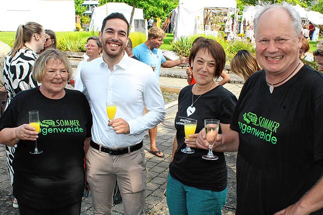 Bestens gelaunt begrüßt Bürgermeister Christoph Stolz (weißes Hemd) die Aussteller. von links Veronika Jäger, Sandra Domogalla und ...