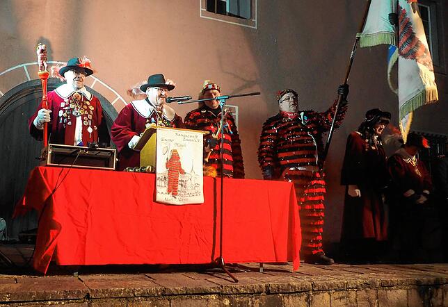 Die Engener Narrenzunft eröffnet die Fasnet auf der Freilichtbühne hinter dem Rathaus (von links): Zeremonienmeister Jörg Scharmentke, ...