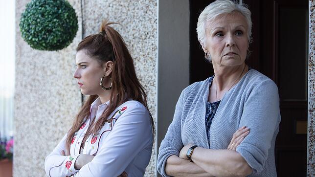 Jessie Buckley (l.) als Rose-Lynn und Julie Walters als Marion in &bdquo;Wild Rose&ldquo;.