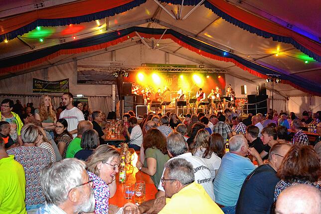 Zum Festauftakt heizte die Rock- und Blasmusik „OB 8 BLECH“ die Stimmung kräftig an beim Vollgaserfest der ...