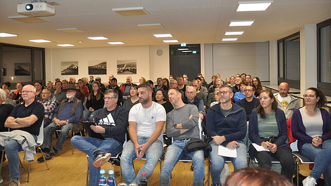 Der Städtlesaal ist bei der Vereinsbesprechung mit der Stadt Blumberg voll besetzt. Bild: Hans Herrmann