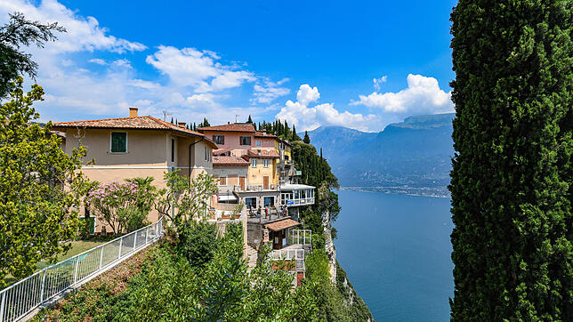 Die „Terrazza del Brivido“ – zu Deutsch „Schauderterrasse“, bietet Besuchern einen schwindelerregenden Blick auf den Gardasee.