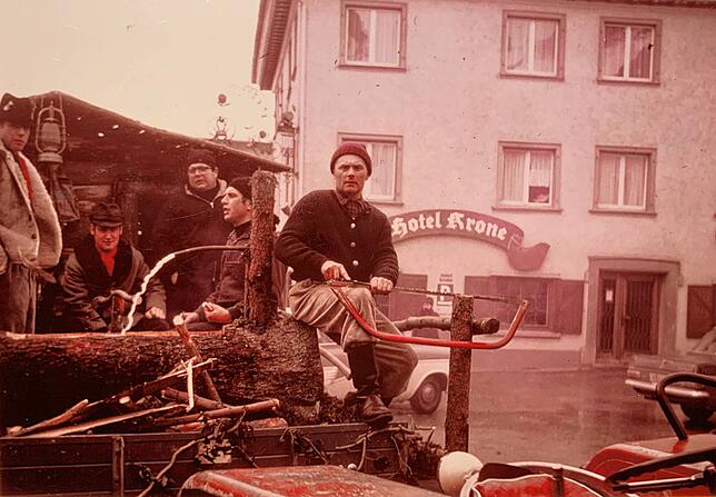 1969: „Almabtrieb“ zum 100-jährigen Bestehen der Stadtkapelle. Kutscher Josef Weber hat zuvor eine Kuh bei Probeläufen an ...
