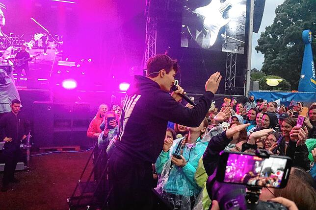 Bild 30: Wincent Weiss singt vor 4500 Besuchern im Regen