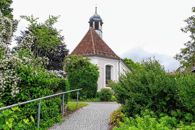 Die außen renovierte Kapelle und einer der neuen Wege auf dem Schlatter Friedhof.