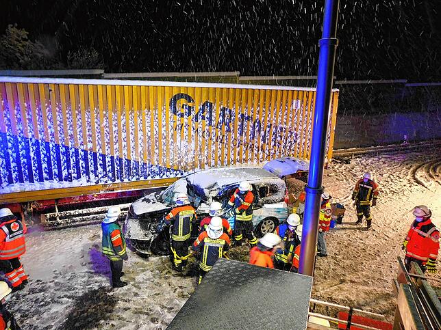 Das Auto, das von Überlingen in Richtung Autobahn Stockach unterwegs war, wurde von einem ausschwenkenden Lastwagen-Auflieger in einen ...