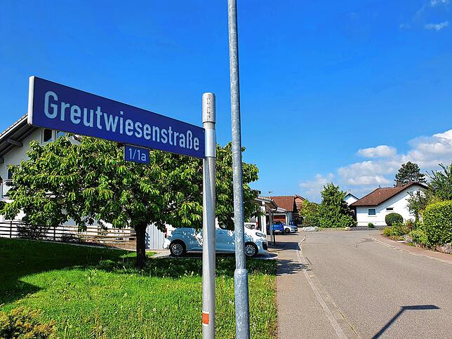 In der Greutwiesenstraße in Oberlauchringen werden die ersten Leitungen für das Nahwärmenetz verlegt.
