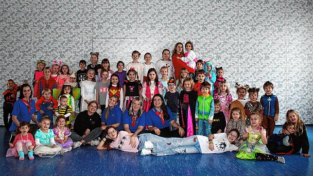 An vier Samstagen bietet der Arbeitskreis Narresome Kindertanzen für alle Kinder an. Leiterin Monja Hirling, Juliane Weber, Irina Hahn, ...