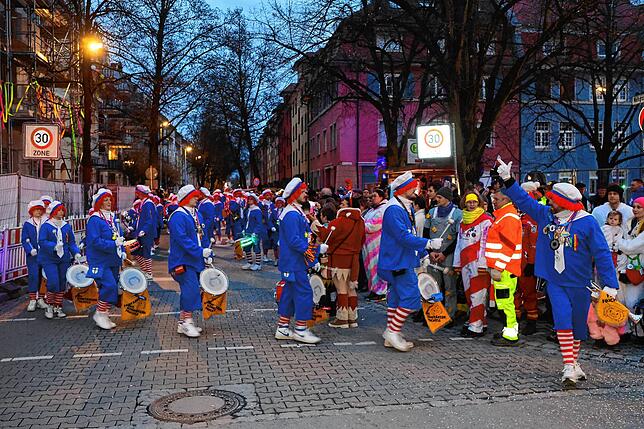 Bild 27: In Petershausen steht der Narrenbaum! Alle Fotos vom Freitagabend