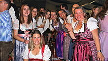 Viele Besucher kommen in Tracht zum Oktoberfest.