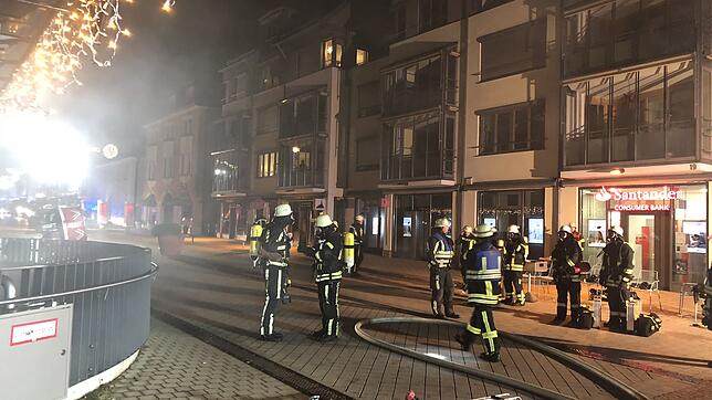 Großeinsatz für die Feuerwehr mitten in der Stadt: Im Parkhaus am See wurden drei Autos angezündet, die Flammen griffen auf drei weitere ...