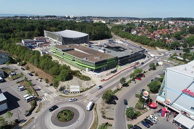 Das neue Sportbad und das dazugehörige Parkhaus aus der Luft betrachtet.