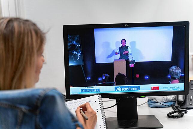 SÜDKURIER-Redakteurin Juliane Schlichter verfolgt den Live-Stream von Johannes Warth am PC.