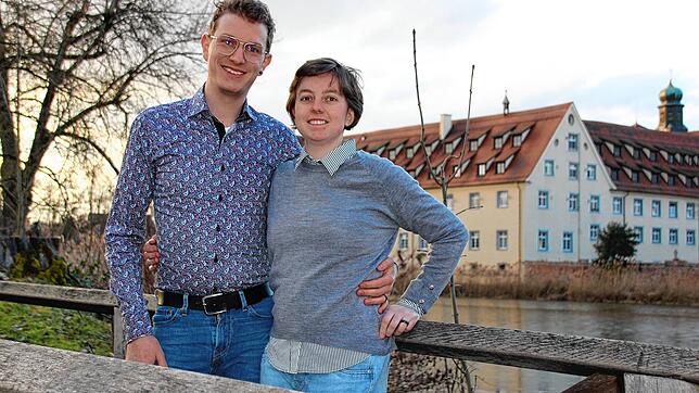 Dominik Stadler (27) und Daniela Rehm (23 Jahre) werden heute auf dem Walder Rathaus getraut. Das junge Paar wählte mit dem 22. Februar ...