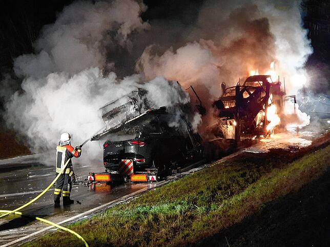 Bild 3: Bilder von Einsatz und Bergung auf der B 31: E-Autos brennen