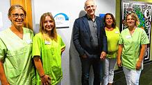 Dr. Thomas Asaël (Mitte) und die vier medizinischen Angestellten (von links) Marina Meier, Gina Ulrich (Auszubildende), Alexandra Koch ...