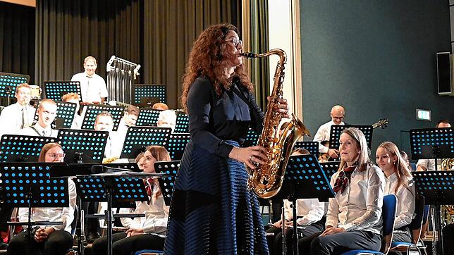 Auch Moderatorin Anja Isele präsentierte sich zwischendurch als Saxophinistin, allerdings als Anfängerin, sehr zu Erheiterung des Publikums.