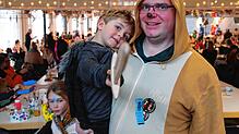 Ritter Ben Sparwald (links) mit Vater und Känguru Markku Sparwald im Kursaal.