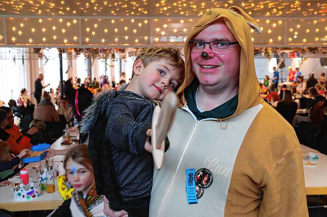 Ritter Ben Sparwald (links) mit Vater und Känguru Markku Sparwald im Kursaal.