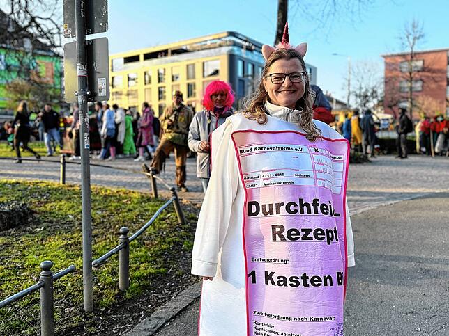 Bild 6: Nach dem Umzug wird kräftig weiter gefeiert