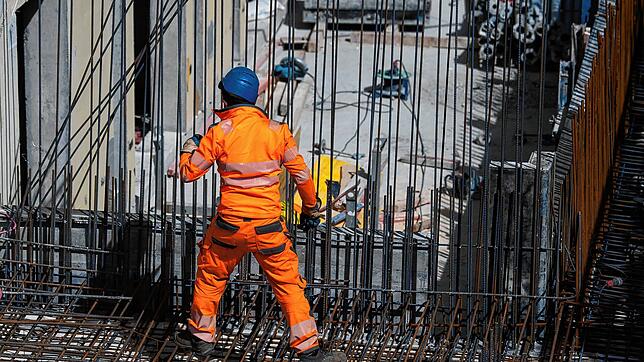 Symbolbild: Ein Bauarbeiter verlegt auf einer Baustelle Stahlmatten. Unfälle auf Baustellen können schnell passieren. Das machte sich ...