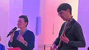 Das Duo Denglish mit Sängerin Lindsey Blount und Bassist Jonas Hoenig spielt unkonventionelle Interpretationen aus Jazz, Pop und Rock. ...