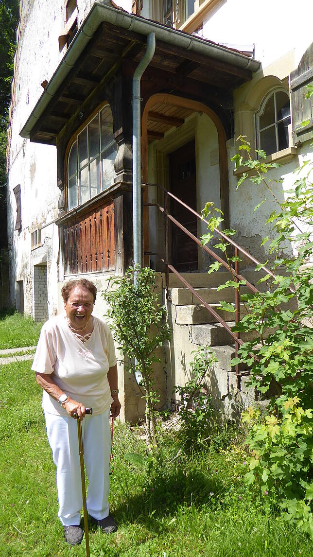 Lilo Salzmann (92) vor ihrem Elternhaus.