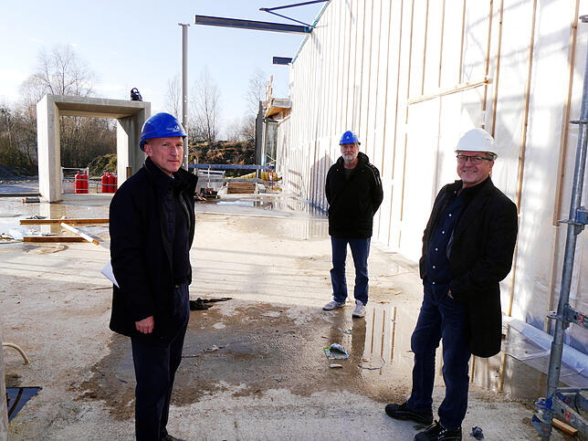 Vorne Foyer, hinten Bad: Wo Bädergesellschaft-Geschäftsführer Robert Grammelspacher (links) und Stadtwerke-Architekt Arnold Wild ...