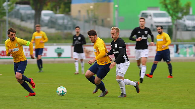 Erst FC Singen 04, dann 1. FC Rielasingen-Arlen und jetzt SG Dettingen-Dingelsdorf: Alen Rogosic (links, im Singener Trikot) hofft bei ...