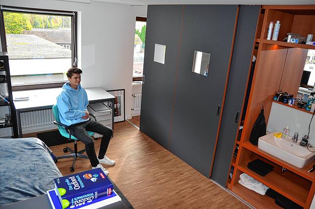 Der Blick in eines der modernen Zimmer im Ostflügel des Kollegs.