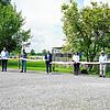 Immer schön Abstand halten: Radolfzells Oberbürgermeister Martin Staab (Mitte) gibt das Zeichen, um das Photovoltaikprojekt Solarpark ...