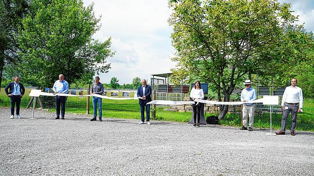 Immer schön Abstand halten: Radolfzells Oberbürgermeister Martin Staab (Mitte) gibt das Zeichen, um das Photovoltaikprojekt Solarpark ...
