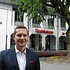 Timo Jehle, Geschäftsleiter der Sparkasse in Bad Säckingen. Im Hintergrund die bisherige Filliale. Hier beginnen nun die Bauarbeiten.