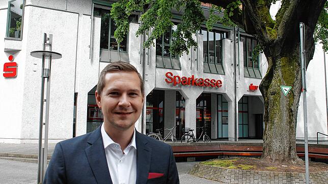 Timo Jehle, Geschäftsleiter der Sparkasse in Bad Säckingen. Im Hintergrund die bisherige Filliale. Hier beginnen nun die Bauarbeiten.